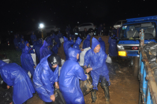 安徽铁鹏水泥公司抗洪突击队雨夜奋战在一线