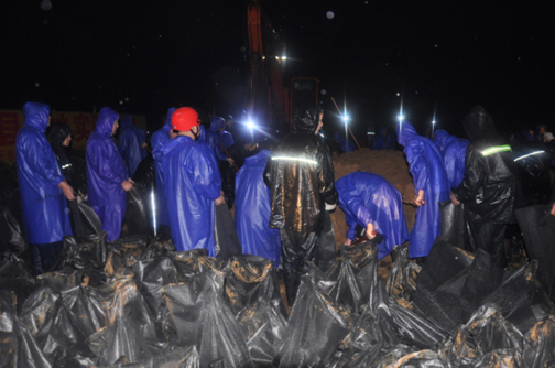 安徽铁鹏水泥公司抗洪突击队雨夜奋战在一线