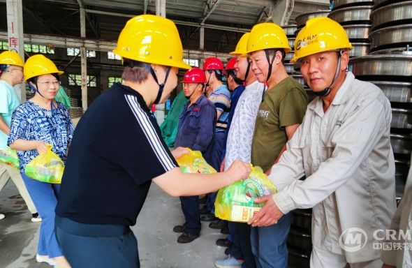 华东集团工会开展“夏季送清凉”活动