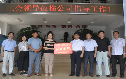 马鞍山市总工会主席深入工业集团铁鹏水泥公司 “送清凉”并指导工作